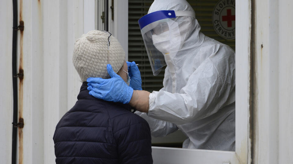 Bezplatné testy na Covid-19 na mobilnom odberovom mieste pre antigénové testovanie pred UNLP na ulici Ipeľská 1 v Košiciach sa realizujú pondelok až sobota od 08:00 do 17:00, (posledný ster o 16:00). Už sa tu nerobí testovanie z áut ale všetci záujemcovia postupujú pešo v dvoch radoch. Z nich pravý rad je pre tých, ktorí sa vopred telefonicky objednali. Dostupné informácie o možnosti testovania v Košiciach na Covid-19 nájdu záujemcovia na stránke korona.kosice.sk	esty/. Na snímke odber vzorky na