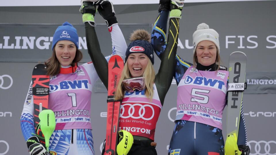 Americká slalomárka Mikaela Shiffrinová (v strede) oslavuje na pódiu víťazstvo v slalome žien v Killingtone. Na druhom mieste skončila Slovenka Petra Vlhová (vľavo).