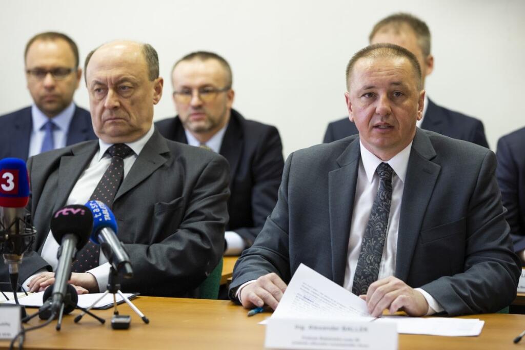 Predseda volebnej komisie Eduard Bárány a predseda Štatistického úradu SR Alexander Ballek pri ohlasovaní výsledok volie