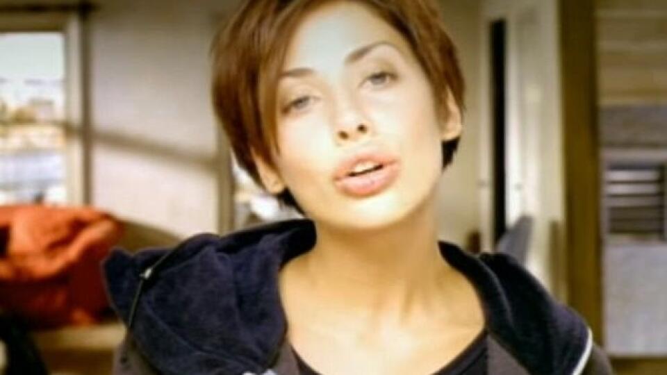 Natalie Imbruglia vo videoklipe k hitu Torn (1997)