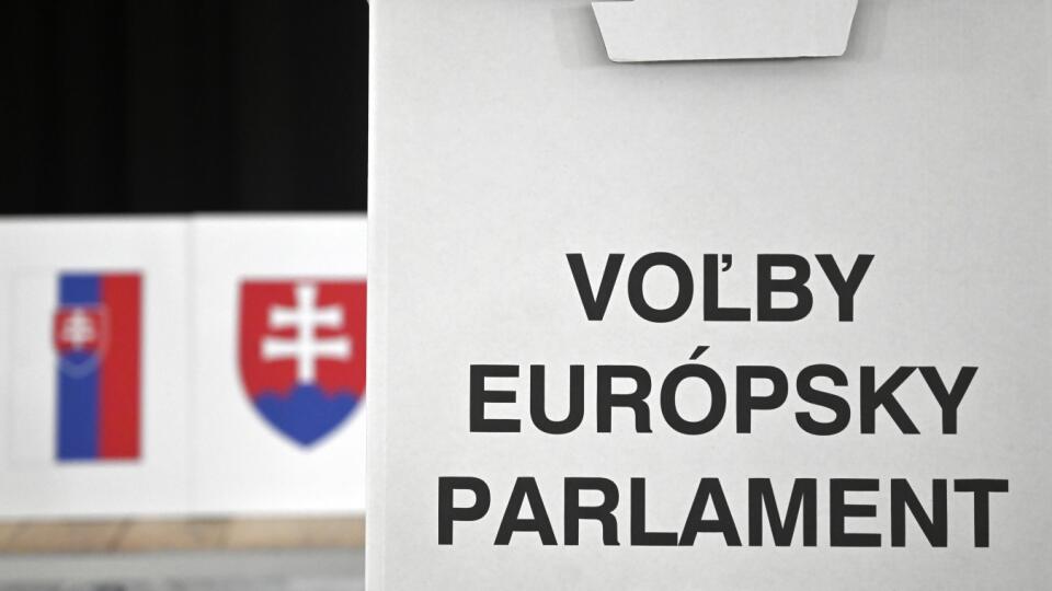 Na Slovensku sa v sobotu 8. júna uskutoční v poradí piate voľby do Európskeho parlamentu. Občania budú voliť 15 europoslancov z 22 politických strán a jednej koalície. Volebné miestnosti sú otvorené do 22 h. Na snímke volebná schránka vo volebnej miestnosti počas príprav volebnej miestnosti na voľby do Európskeho parlamentu v kultúrnom dome v meste Sečovce (okres Trebišov) 7. júna 2024. FOTO TASR - Roman Hanc