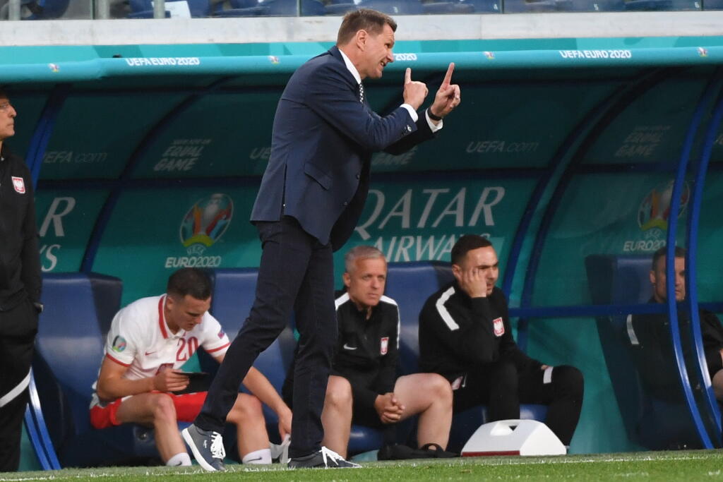 Na snímke uprostred tréner slovenskej futbalovej reprezentácie Štefan Tarkovič v zápase E-skupiny na majstrovstvách Európy vo futbale Poľsko - Slovensko.