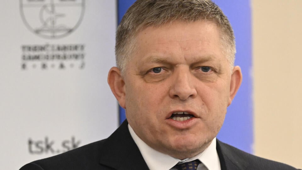 Predseda vlády SR Robert Fico (Smer) hovorí k novinárom počas tlačovej konferencie po skončení výjazdového rokovania vlády SR, 12. decembra 2023 v Trenčíne.