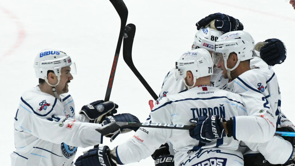 Radosť hráčov Nitry po úvodnom góle v dohrávanom zápase 4. kola hokejovej Tipsport extraligy HK Nitra - HC Košice 6. novembra 2020 v Nitre. FOTO TASR - Henrich Mišovič