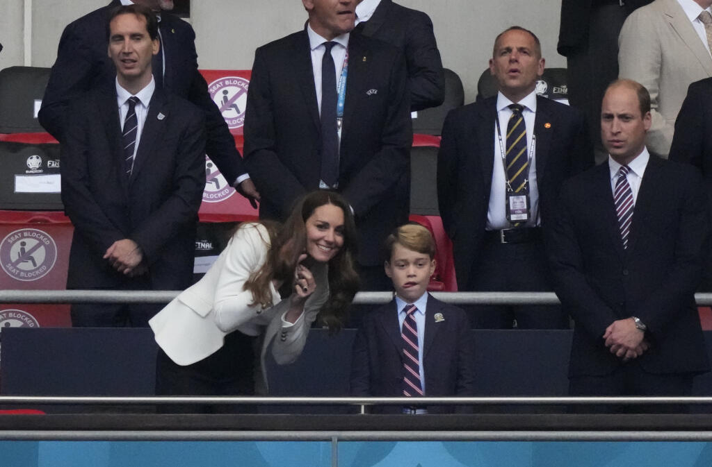 Vojvodkyňa Kate sledovala finále Eura s manželom Williamom a synom Georgom. Sedemročný princ sa po góle Anglicka odtrhol z reťaze, no po zápase mu nebolo do smiechu.