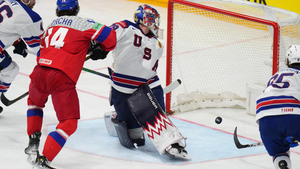 Pavel Zacha strieľa jediný gól štvrťfinále MS v hokeji Česko - USA.