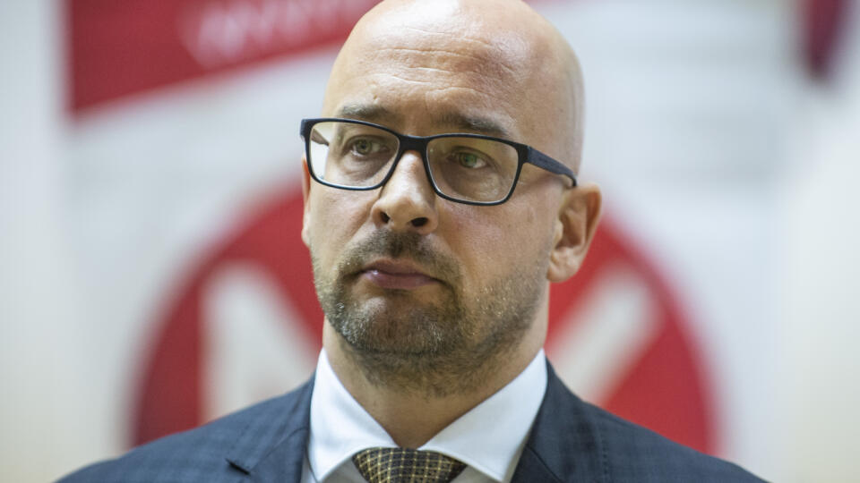 Na snímke predseda Strany maďarskej koalície József Menyhárt počas tlačovej konferencie pri príležitosti podpísania memoranda o spolupráci medzi Maďarským fórom, SMK a politickým hnutím Spolupatričnosť o predvolebnej spolupráci v Bratislave 28. novembra 2019. FOTO TASR – Jakub Kotian