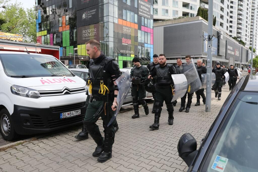 Finále Slovnaft Cupu medzi Slovanom Bratislava a Spartakom Trnava sprevádzali prísne opatrenia. Takto to vyzeralo v uliciach hlavného mesta pred príchodom fanúšikov Spartaka.