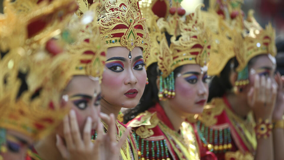 WA 32 Bali - Tanečnice sa rzoraďujú do radu pred vystúpením počas otvorenia festivalu umenia na indonézskom ostrove Bali v nedeľu 18. júna 2023. Na ostrove Bali sa koná tradičný festival umenia, ktorý trvá od 18. júna do 16. júla. FOTO TASR/AP
Female dancers line up before they perform during the opening of Bali Arts Festival in Bali, Indonesia, Sunday, June 18, 2023. The island of Bali is currently holding a month-long annual Bali Arts Festival from June 18 until July 16. (AP Photo/Firdia Lis