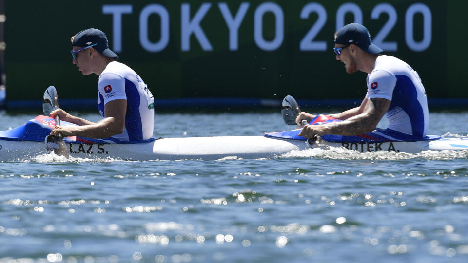 Na snímke slovenská posádka rýchlnostných kanoistov K2 v zložení Samuel Baláž a Adam Botek po semifinálovej jazde na 1000 metrov  počas XXXII. letných olympijských hier v Tokiu 5. augusta 2021. Slováci skončili v druhom semifinále až na poslednom šiestom mieste s vyše trojsekundovou stratou na úradujúcich majstrov sveta Nemcov Maxa Hoffa s Jacobom Schopfom. Baláž s Botekom sa tak predstavia v B-finále. FOTO TASR -  Michal Svítok