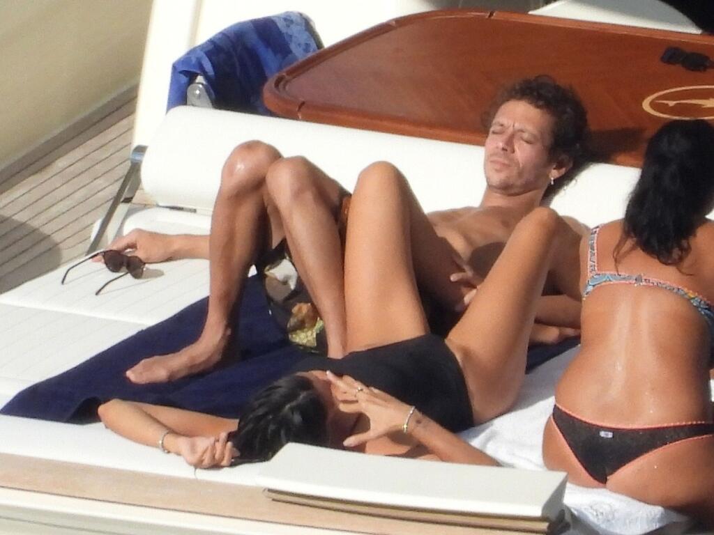 Rossi si pred pretekmi odskočil zrelaxovať sa na jachtu s priateľkou Francescou.