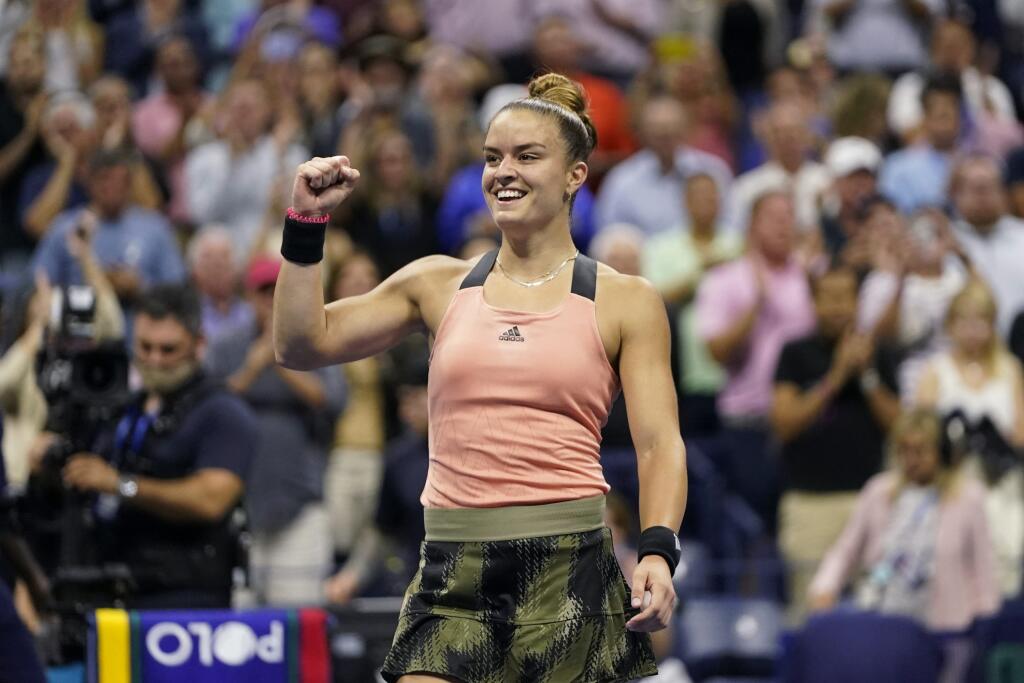 Grécka tenistka Maria Sakkariová oslavuje po jej výhre nad Češkou Karolínou Plíškovou vo štvrťinále dvojhry na grandslamovom tenisovom turnaji US Open v New Yorku 8. septembra 2021.