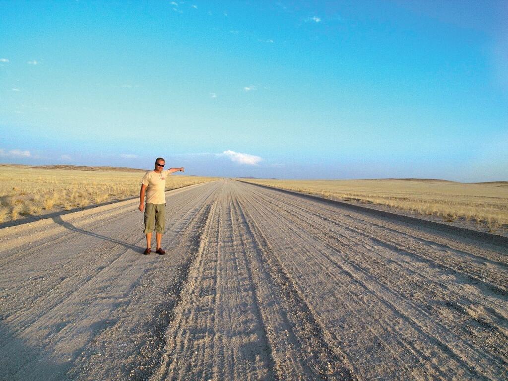 Namíbia, Afrika, cestopis, Martin Nikodým, cesta
Foto: archív M. N.
Uverejnené: Šarm č. 11/09
pôvodný súbor:Tu zahlasilo GPS pokracujte 958km.eps