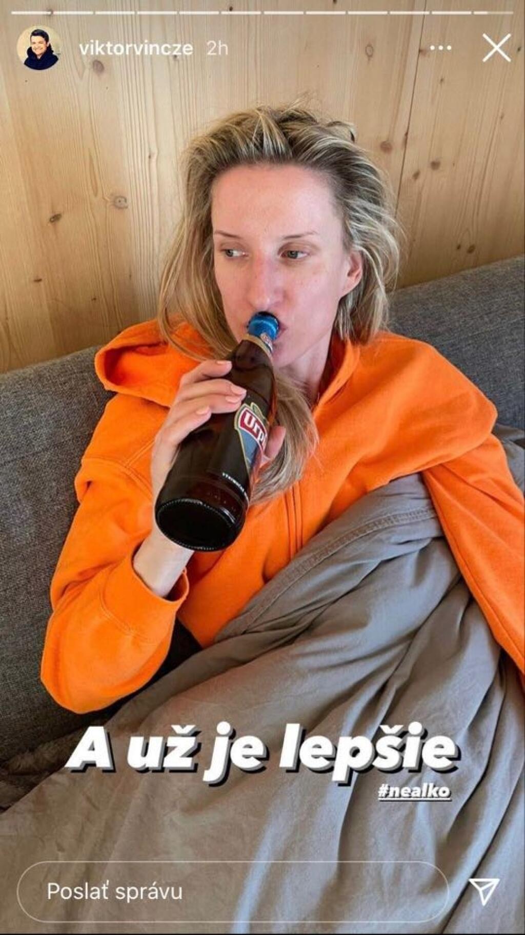 Adela si na druhý deň po vakcíne, keď už jej bolo lepšie, dopriala nealko pivo.