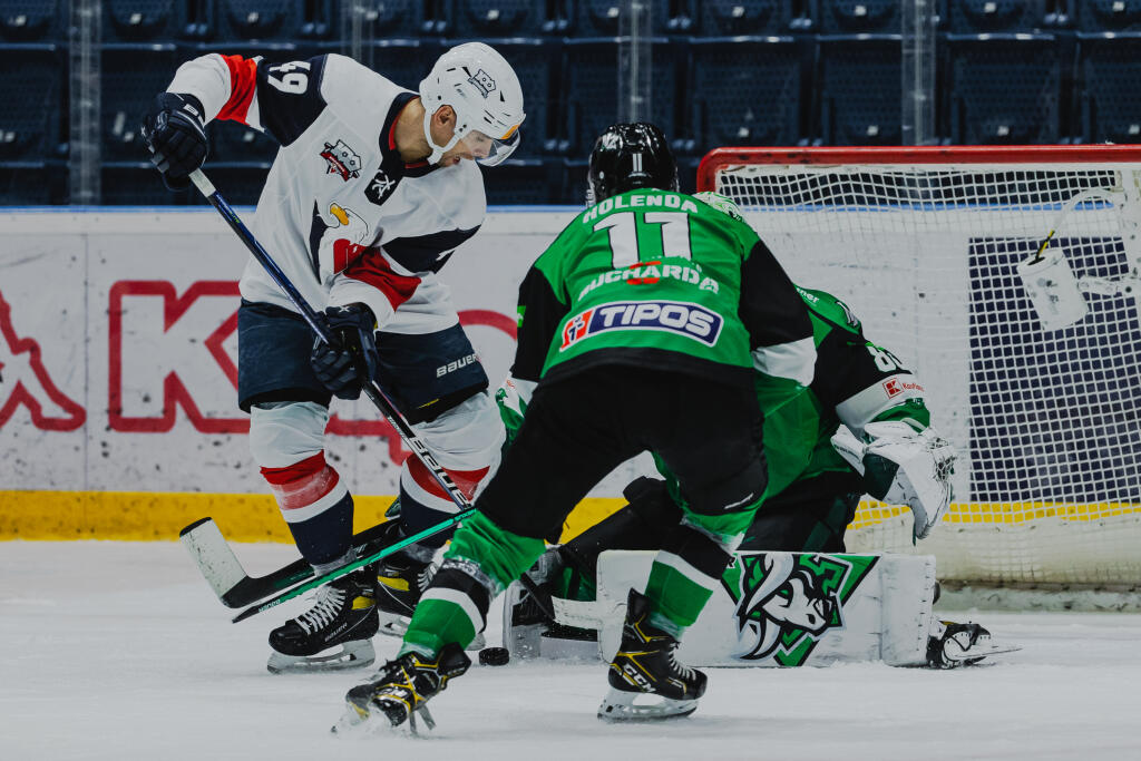 Na snímke Samuel Takáč (Slovan) a Matúš Holenda (Nové Zámky) počas zápasu 11.kola základnej časti hokejovej Tipos Extraligy medzi HC Slovan Bratislava a HC Nové Zámky.