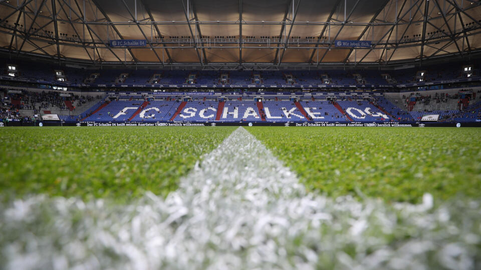 WA 12 archív Gelsenkirchen - Na archívnej snímke z 5. mája 2019 je futbalový štadión nemeckého bundesligistu FC Schalke 04 v Gelsenkirchene. Nemecký futbalový klub FC Schalke 04 predĺžil svoju tréningovú pauzu, ktorú ohlásil pre pandémiu nového koronavírusu. Hráči sa mali stretnúť už v pondelok 23. marca 2020, prestávka však bude trvať minimálne do piatka a Schalke bude čakať na ďalšie pokyny zo zdravotníckeho a výskumného Ústavu Roberta Kocha. FOTO TASR/DPA


ARCHIV - 05.05.2019, Nordrhein-West