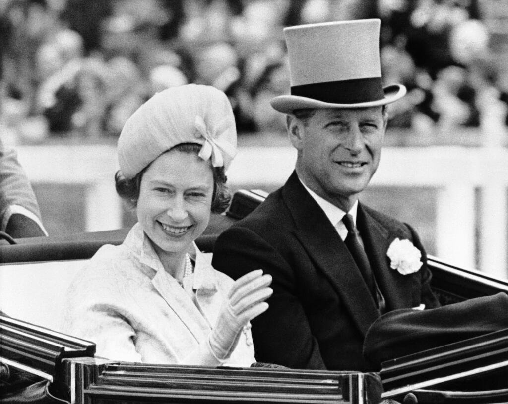 KK21 Ascot - Na archívnej snímke z 19. júna 1962 britský princ Philip a jeho manželka britská kráľovná Alžbeta II. prichádzajú na kráľovské konské dostihy v Ascote. Britský princ Philip, manžel kráľovnej Alžbety II., zomrel v piatok 9. apríla 2021 vo veku 99 rokov. Oznámil to Buckinghamský palác.