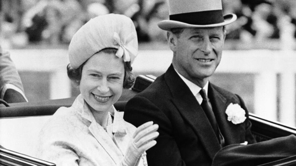 Na archívnej snímke z 19. júna 1962 britský princ Philip a jeho manželka britská kráľovná Alžbeta II. prichádzajú na kráľovské konské dostihy v Ascote.