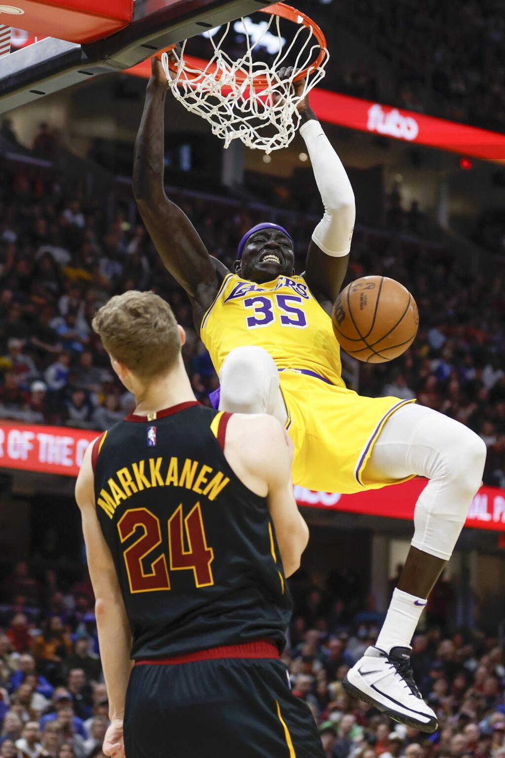 JB 6 Cleveland - Hráč Los Angeles Lakers Wenyen Gabriel (vpravo) smečuje na kôš cez Lauriho Markkanena z Clevelandu Cavaliers v basketbalovom zápase zámorskej NBA v Clevelande 21. marca 2022. FOTO TASR/AP
Los Angeles Lakers' Wenyen Gabriel (35) dunks against Cleveland Cavaliers' Lauri Markkanen (24) during the second half of an NBA basketball game, Monday, March 21, 2022, in Cleveland. (AP Photo/Ron Schwane)