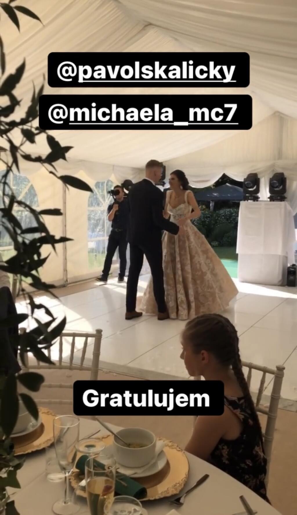 Takto si mladomanželia zatancovali pred svadobnými hosťami.