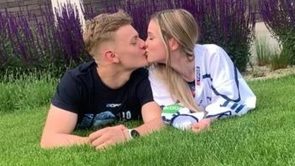 Adam a Linda zverejnili už aj sériu horúcich bozkov.