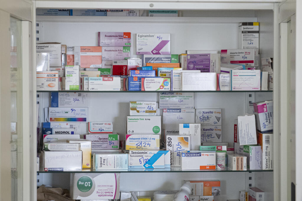 Na snímke skriňa s liekmi na jednotke intenzívnej starostlivosti v COVID červenej zóne na Klinike pneumológie a ftizeológie I. Slovenskej zdravotníckej univerzity (SZU) a Univerzitnej nemocnice Bratislava (UNB) v Ružinove. Bratislava, 25. februára 2021. FOTO TASR - Michal Svítok