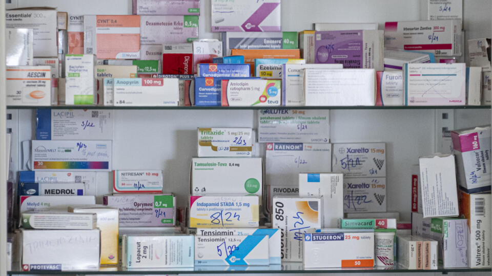 Na snímke skriňa s liekmi na jednotke intenzívnej starostlivosti v COVID červenej zóne na Klinike pneumológie a ftizeológie I. Slovenskej zdravotníckej univerzity (SZU) a Univerzitnej nemocnice Bratislava (UNB) v Ružinove. Bratislava, 25. februára 2021. FOTO TASR - Michal Svítok
