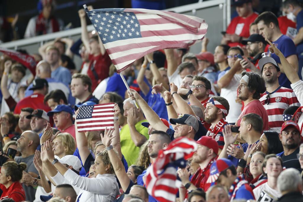 Na snímke fanúšikovia USA. FOTO TASR/AP



Fans celebrate after the United States defeated Costa Rica 2-1 in a World Cup qualifying soccer match Wednesday, Oct. 13, 2021, in Columbus, Ohio. (AP Photo/Jay LaPrete)