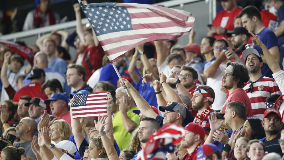 Na snímke fanúšikovia USA. FOTO TASR/AP
Fans celebrate after the United States defeated Costa Rica 2-1 in a World Cup qualifying soccer match Wednesday, Oct. 13, 2021, in Columbus, Ohio. (AP Photo/Jay LaPrete)