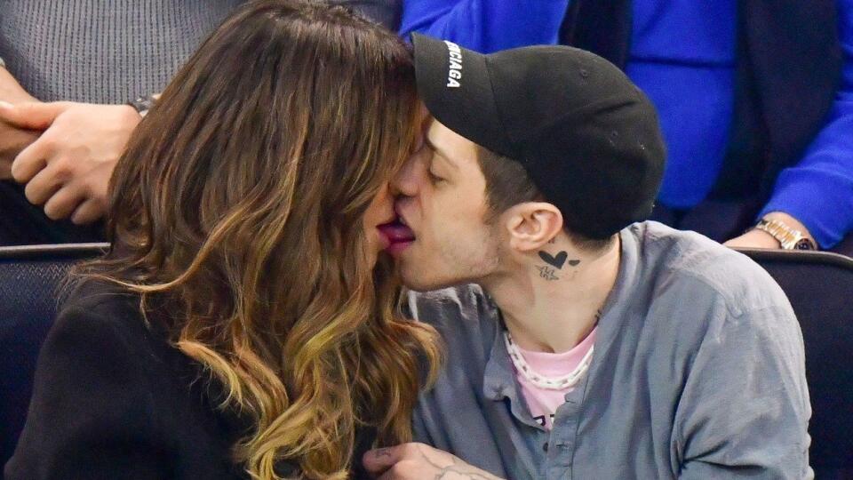 Herečka Kate Beckinsalová (45) a komik Pete Davidson (25) sa nevedeli odlepiť jeden od druhého, respektíve od svojich úst. 