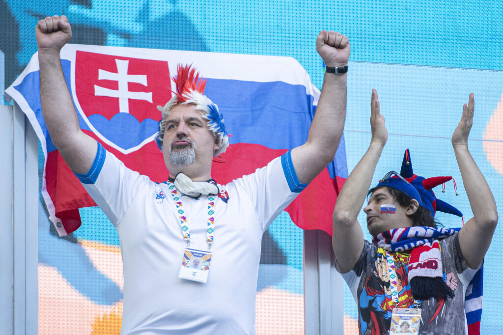 Na snímke fanúšikovia Slovenska na tribúne pred zápasom E-skupiny na majstrovstvách Európy vo futbale Poľsko - Slovensko 14. júna 2021 v ruskom Petrohrade. FOTO TASR - Martin Baumann