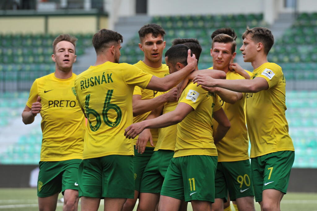 Na snímke gólová radosť hráčov Žiliny v odvete semifinále Slovenského pohára – Slovnaft Cupu vo futbale MŠK Žilina - FC Košice v Žiline 4. mája 2021. FOTO TASR - Erika Ďurčová