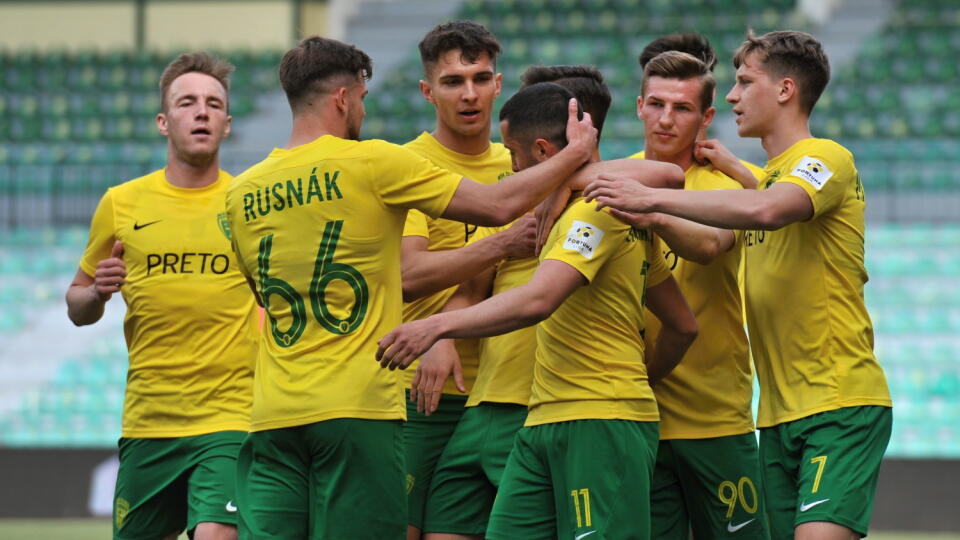 Na snímke gólová radosť hráčov Žiliny v odvete semifinále Slovenského pohára – Slovnaft Cupu vo futbale MŠK Žilina - FC Košice v Žiline 4. mája 2021. FOTO TASR - Erika Ďurčová