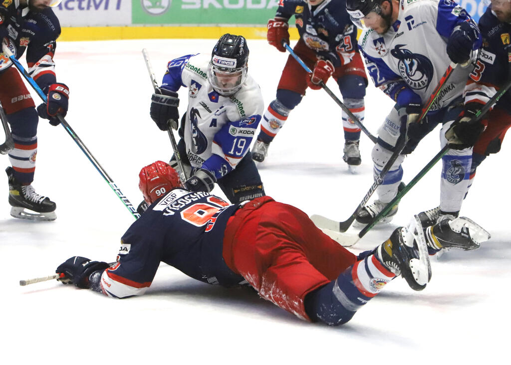 Na snímke zľava David Skokan (Poprad) a na zemi Marek Viedenský (Zvolen) v piatom zápase finále Kaufland Play off Tipos extraligy v hokeji HKM Zvolen - HK Poprad vo Zvolene 6. mája 2021. FOTO TASR - Ján Krošlák