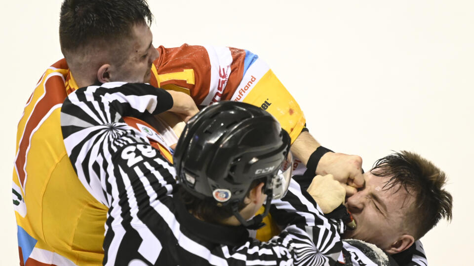Na snímke pästný súboj hráčov Dukla Trenčín Lukáša Paukovčeka (vľavo) a hráč HC'05 iClinic Banská Bystrica Gilberta Gabora v zápase nadstavbovej časti Tipsport Ligy, 6. kolo A-skupina o 1.-6. miesto, HK Dukla Trenčín - HC'05 iClinic Banská Bystrica, 6. marca 2020 v Trenčíne. FOTO TASR - Radovan Stoklasa