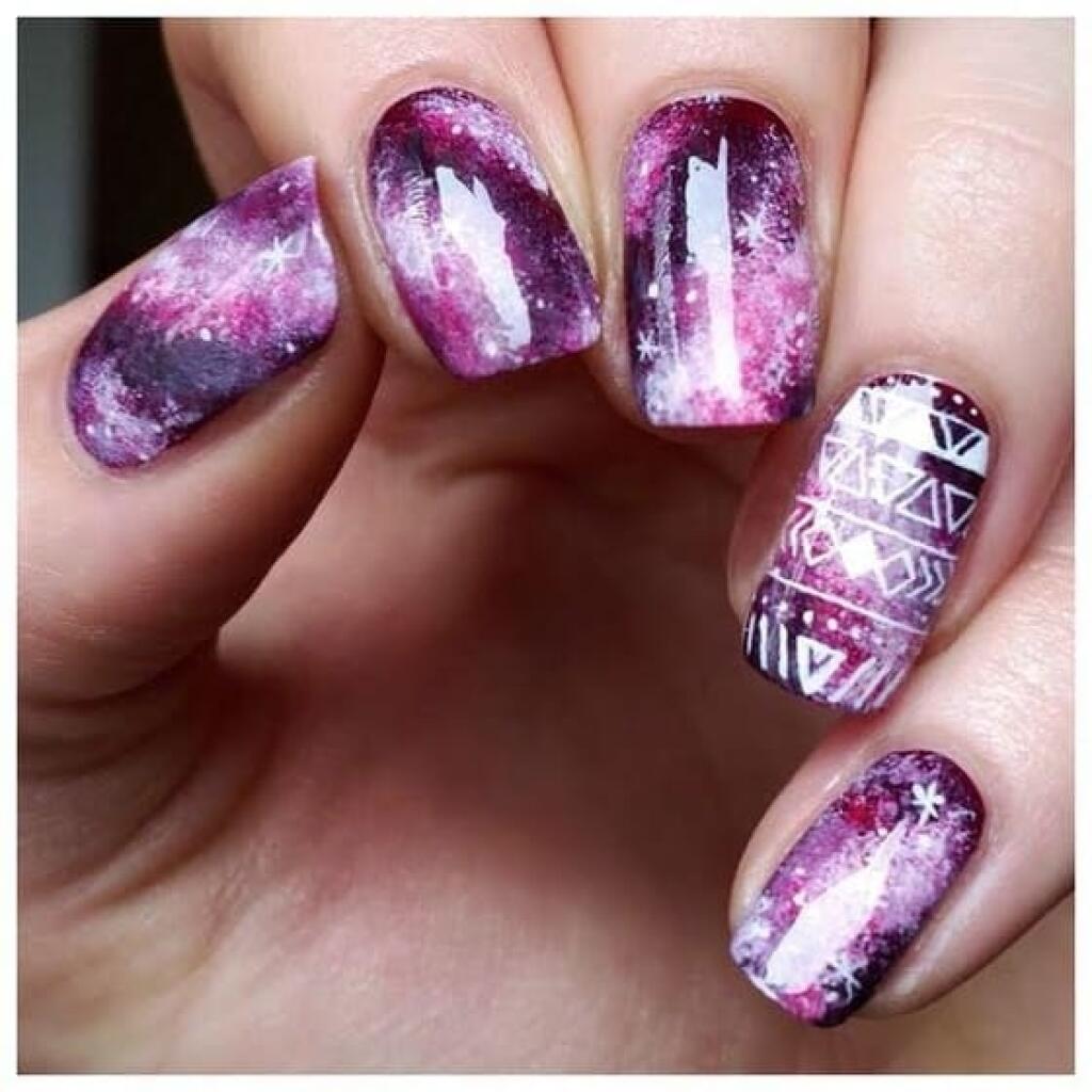 Розовый космос на ногтях