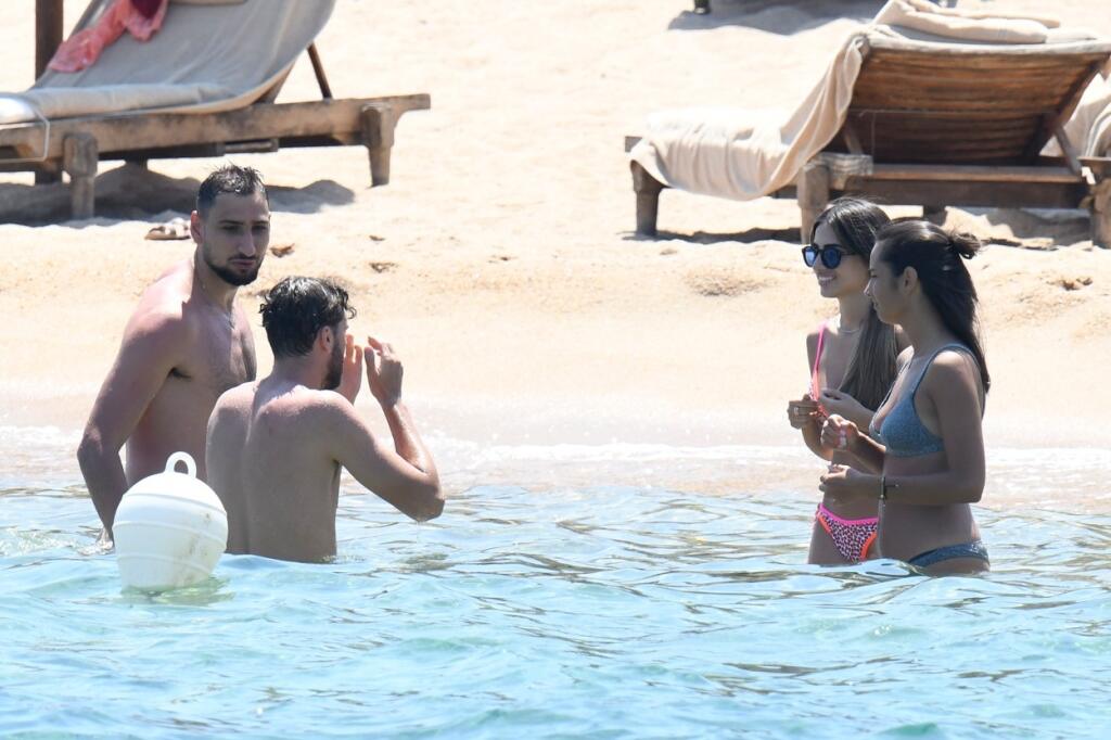 Donnarumma si užíva na dovolenke na Sardínii, spoločnosť mu robí sexi priateľka Alessia, ale aj reprezentačný spoluhráč Locatelli s jeho priateľkou.