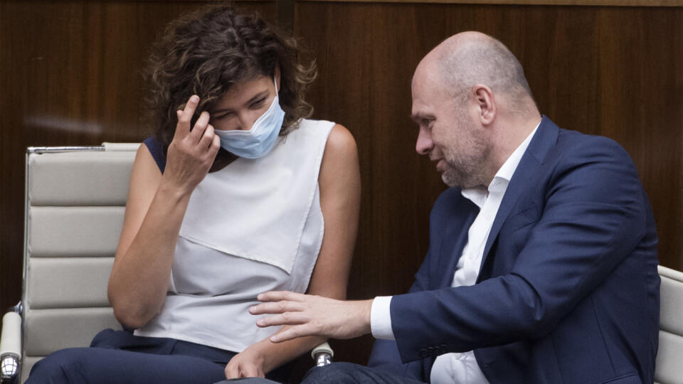 Na snímke europslankyňa Lucia Ďuriš Nicholsonová (nominant SaS) a minister hospodárstva SR Richard Sulík (SaS) počas 9. schôdze NR SR 8. júla 2020 v Bratislave.