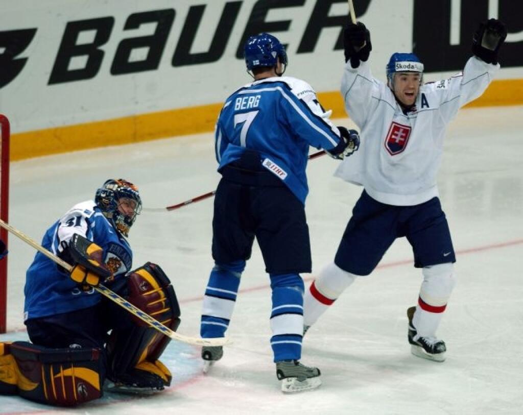 Slovenskí hokejoví reprezentanti nastúpili 2. mája 2003 v Helsinkách do prvého zápasu osemfinálovej E-skupiny MS proti domácim Fínom. Na snímke Žigmund Pálffy (vpravo) z tímu Slovenska sa teší z tretieho gólu slovenského mužstva, ktorý strelil počas presilovky Miroslav Šatan. Vľavo je brankár Fínska Pasi Nurminen, uprostred jeho spoluhráč Aki Berg.
