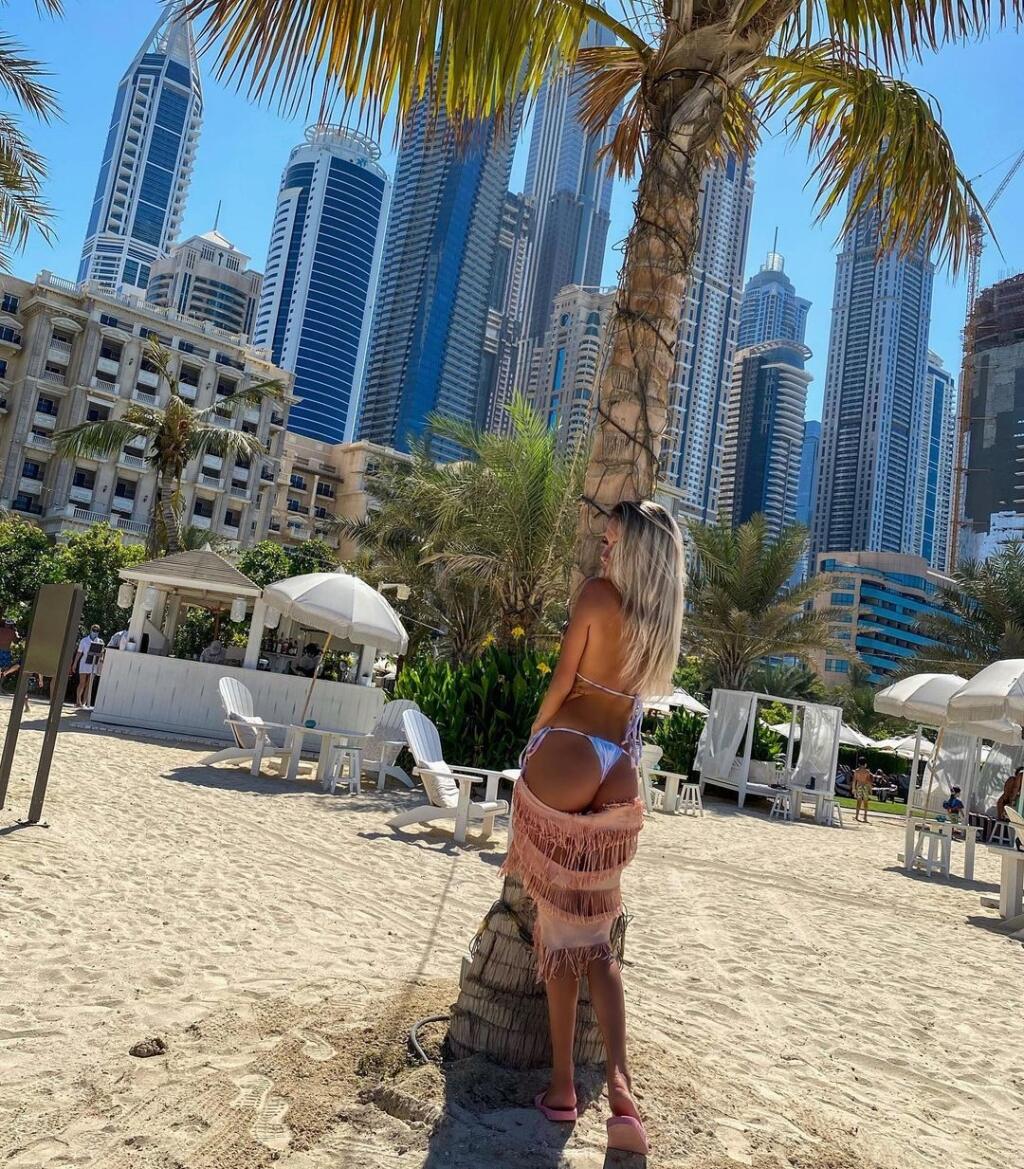 Paula sa na Instagrame rada pochváli návštevou Dubaja aj svojimi prsiami.