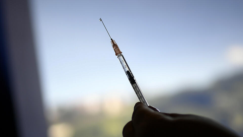 EBE 25 Caracas - Zdravotnícky pracovník pripravuje dávku vakcíny Sputnik V proti ochoreniu COVID-19 v očkovacom centre zriadenom na parkovisku Inštitútu pre sociálnu predvídavosť ozbrojených síl (IPSFA) vo venezuelskom Caracase v pondelok 7. júna 2021. FOTO TASR/AP
A healthcare worker prepares a dose of the Sputnik V vaccine for COVID-19 as seniors and those considered high risk for contagion are eligible at a vaccination center set up in the parking lot of the Armed Forces Social Prevision In