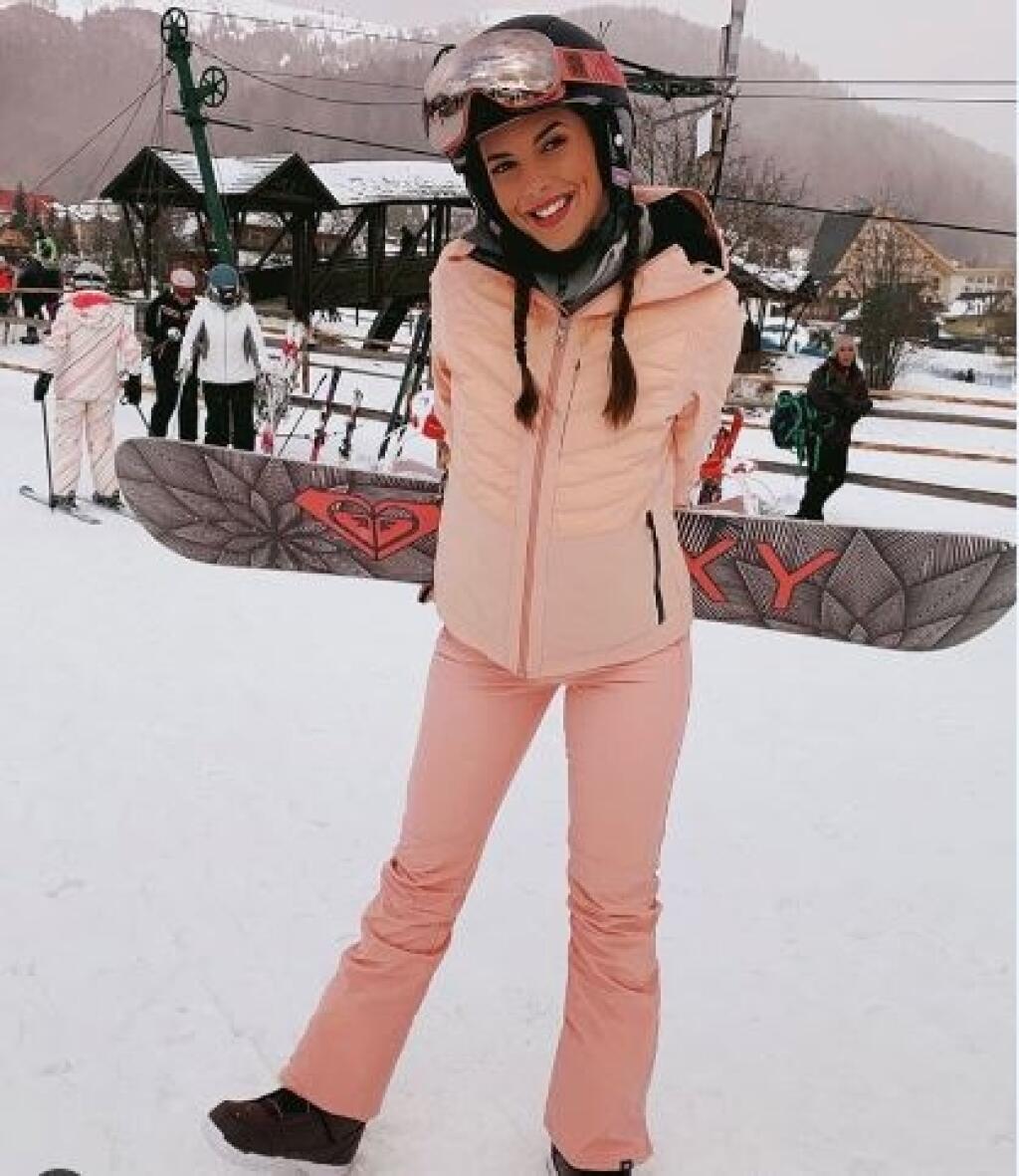 Ružová - taká je lyžiarska, vlastne snowboardová súprava Soni Skoncovej na túto sezónu.