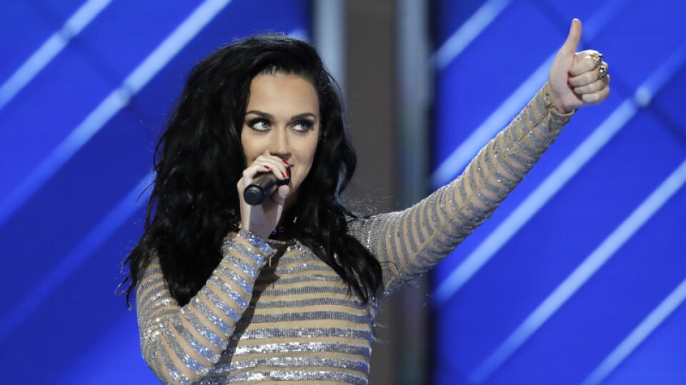 EBE 20 Filadelfia - Na snímke americká popová speváèka Katy Perry vystupuje na nominaènom zjazde Demokratickej strany v americkej Filadelfii v noci na 29. júla 2016. FOTO TASR/AP
Singer Katy Perry performs during the final day of the Democratic National Convention in Philadelphia, Thursday, July 28, 2016. (AP Photo/Matt Rourke)