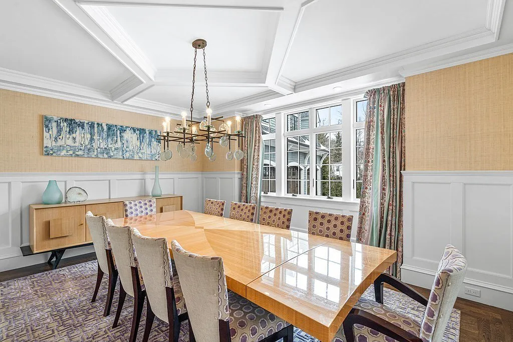 Podľa webu truepeoplesearch.com Zdeno aj jeho manželka bývajú v meste Weston západne od Bostonu. Luxusná vila vo vychytenej štvrti podľa realitného portálu zillow.com má hodnotu 4 milióny dolárov.