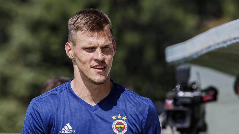 Škrtel poctivo zarezáva pod dohľadom bývalého ligového hráča Petra Ďuriša.