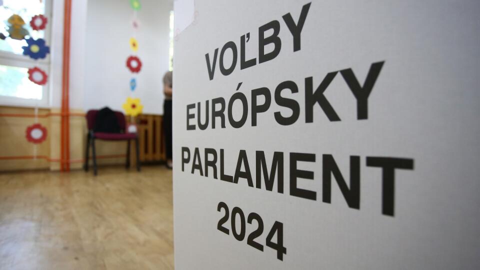 Na Slovensku sa v sobotu začali v poradí piate voľby do Európskeho parlamentu. Občania budú voliť 15 europoslancov z 22 politických strán a jednej koalície. Na snímke volebná schránka vo volebnej miestnosti vo voľbách do Európskeho parlamentu v sobotu 8. júna 2024 v Rajci, okres Žilina. FOTO TASR – Daniel Stehlík
