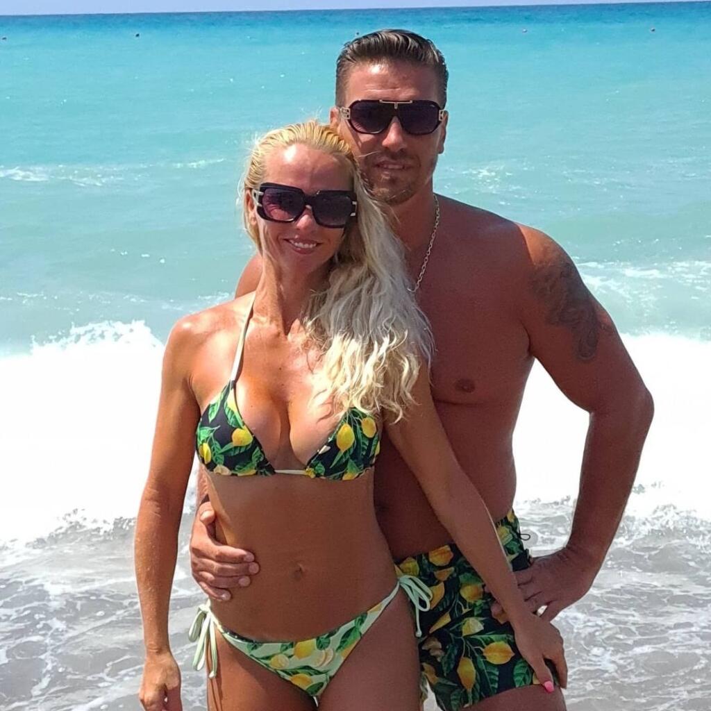 Veľký talent nášho hokeja Adam Sýkora sa môže pochváliť poriadne krásnou mamou a jeho otec Roman zase nádhernou manželkou.