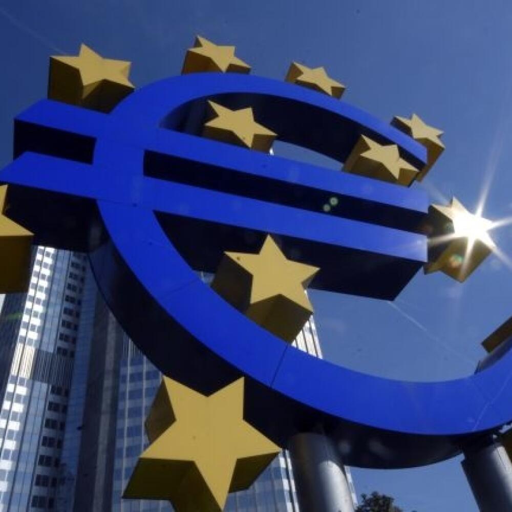 KK23 Frankfurt nad Mohanom - Znak eura pred budovou Európskej centálnej banky 21. septembra 2007 vo Frankfurte nad Mohanom. Jednotná európska mena dosiahla v piatok úroveò 1,41 USD/EUR . FOTO TASR/AP The Euro sign is seen in front of the European Central Bank in Frankfurt, central Germany, on Friday, Sept. 21, 2007. The euro kept up its unassailable upward march on Friday, breaking through US$1.41, and setting a new high, a record analysts said is likely to be broken again and again. (AP Photo/