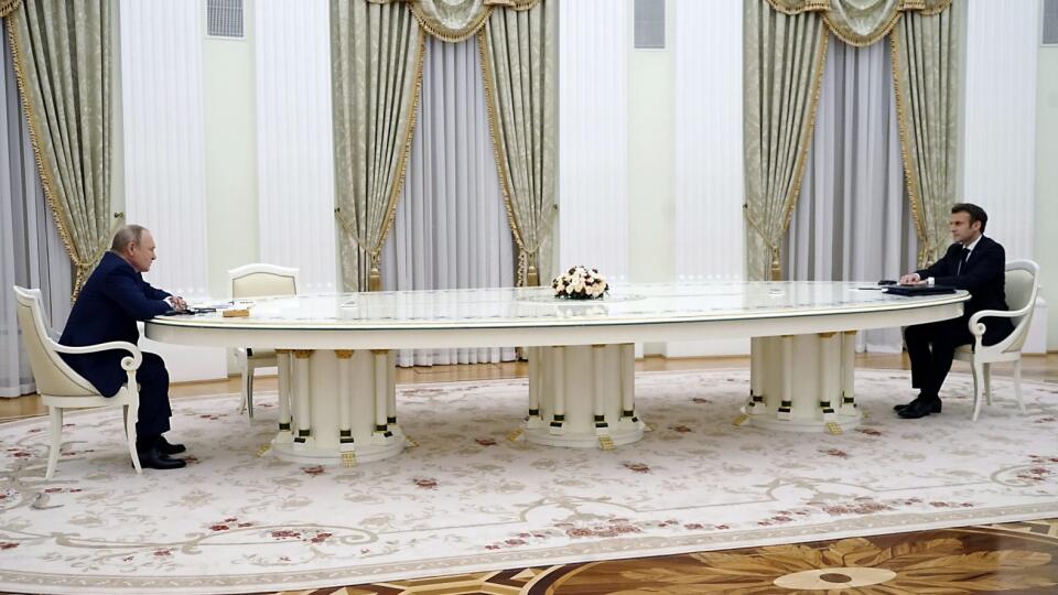 KK26 Moskva - Na snímke ruský prezident Vladimir Putin (vľavo) a francúzsky prezident Emmanuel Macron počas stretnutia 7. februára 2022 v Moskve. FOTO TASR/AP
Russian President Vladimir Putin, left, listens to French President Emmanuel Macron during their meeting in the Kremlin in Moscow, Russia, Monday, Feb. 7, 2022. Macron traveled to Moscow in a bid to help defuse tensions amid a Russian troop buildup near Ukraine that fueled fears of an invasion. (Sputnik, Kremlin Pool Photo via AP)