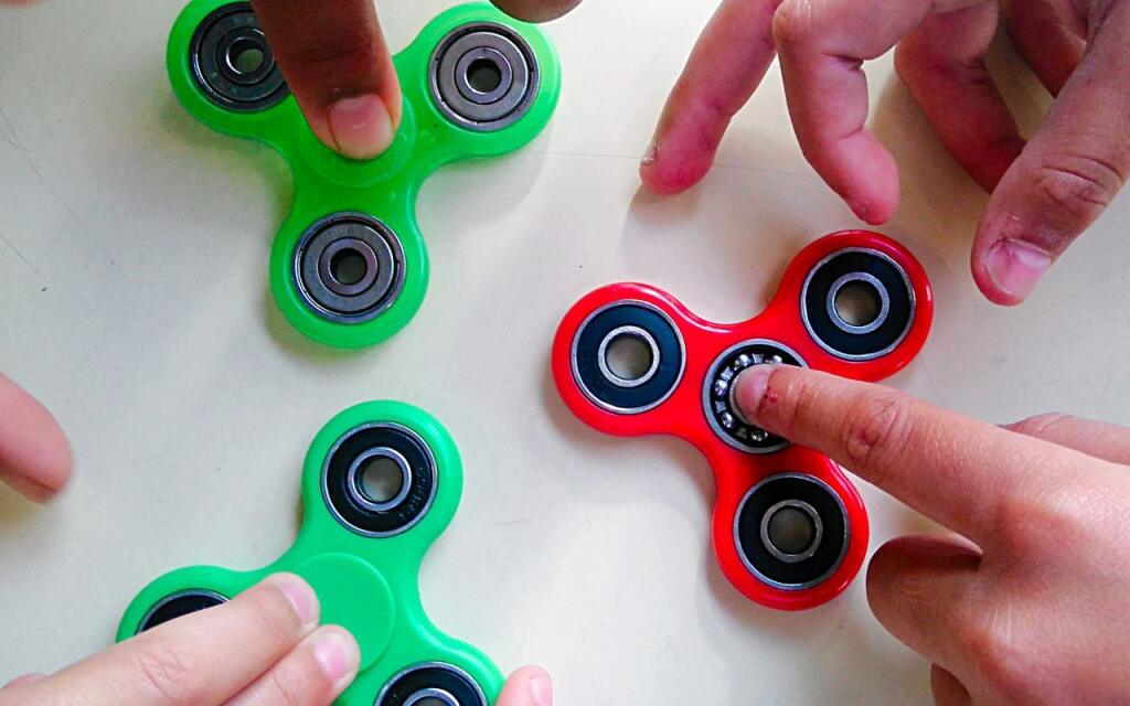 Čo je to ten fidget spinner a prečo je zrazu všade
